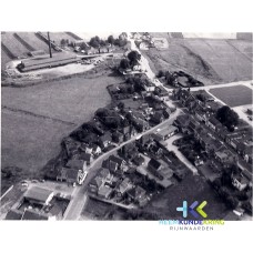 Tolkamer 1974 Luchtfoto Binnenweg met noodlokalen openbare school. Coll. G.B.Janssen